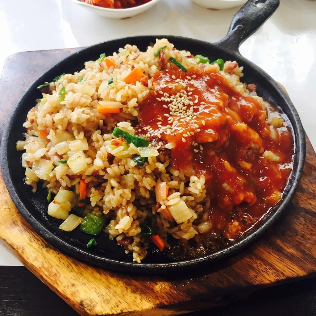 Fried rice with sauce on a sizzling cast-iron plate
